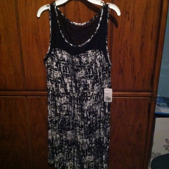 ✨NEW✨ Black and white dress