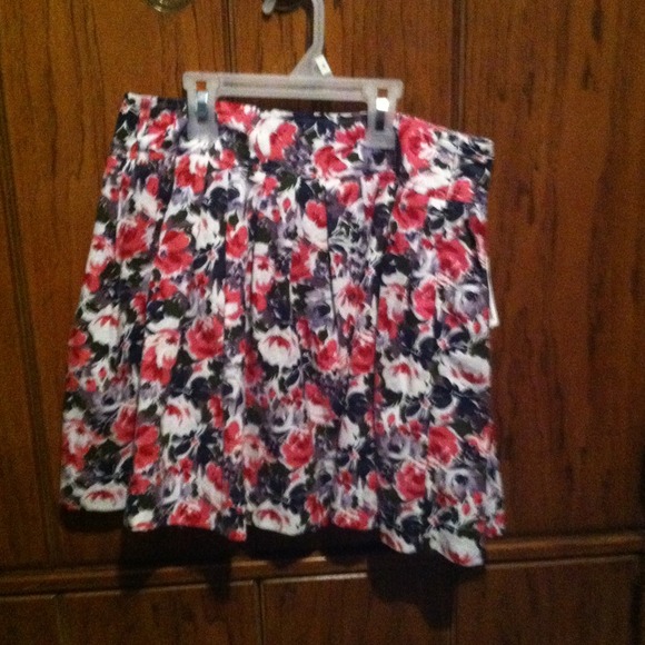 Super pretty floral skirt!