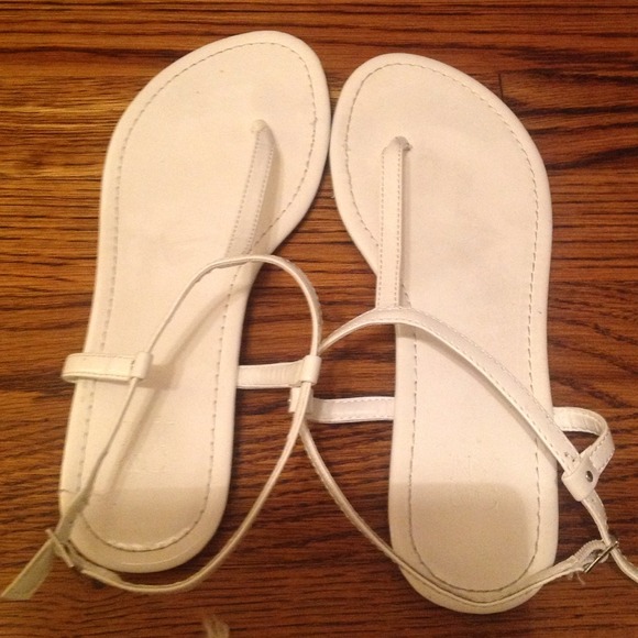 🍄SOLD🍄White NY & Co Thong Sandals - Picture 1 of 2