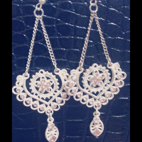 Earring - Picture 1 of 2