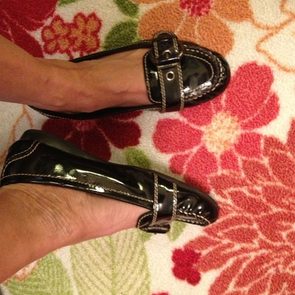 Cute black slip on shoes perfect for fall wardrobe