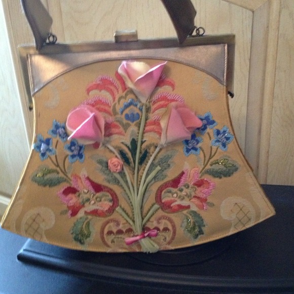 Handbags - :::::Floral hand sewn beaded bag