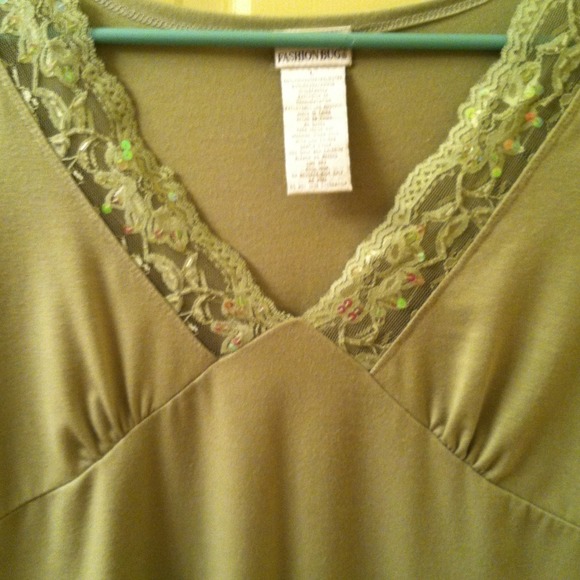 Lovely top with lace. - Picture 2 of 2