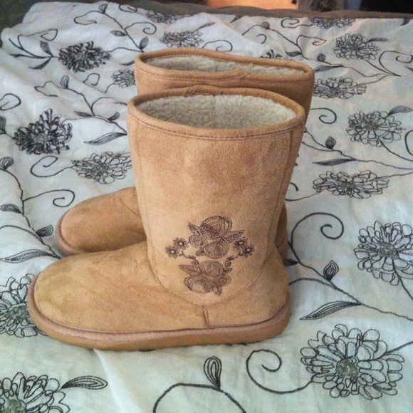 Lightweight boots with floral side stitching