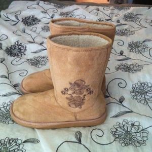 Lightweight boots with floral side stitching