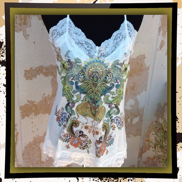 📌SOLD📌Stretchy Tank with Eastern Design
