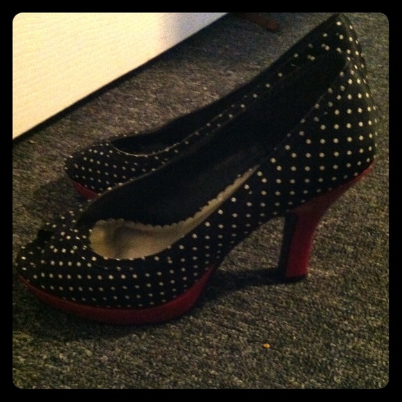 Steve Madden Pumps with polka dots with red trim - Picture 1 of 4