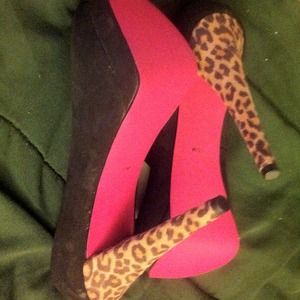 Cute!!!⚡⚡ faux suede black pumps w/ leopard heel!