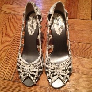 Snakeskin printed wedged heel