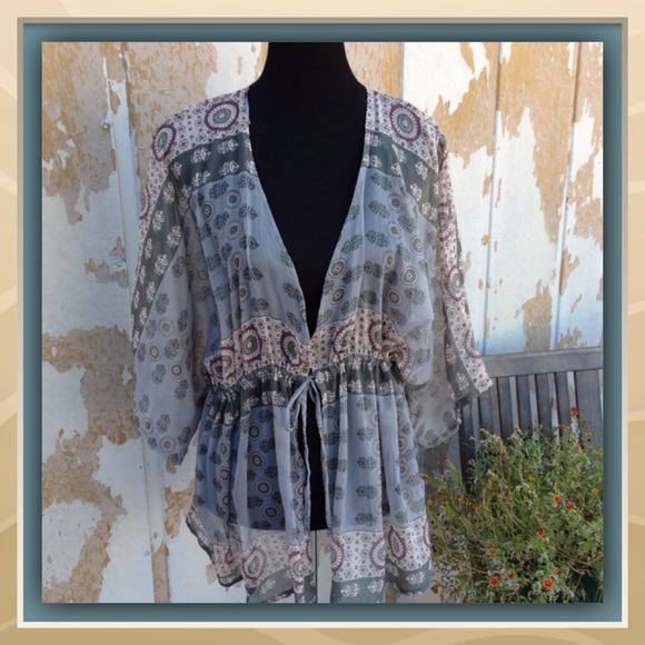 🔒SOLD🔒NWT Sheer Kimono Sleeve Blouse