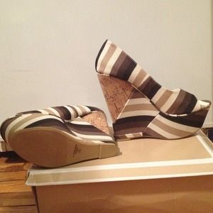 💢HOLD💢Sexy Fahrenheit wedges!!