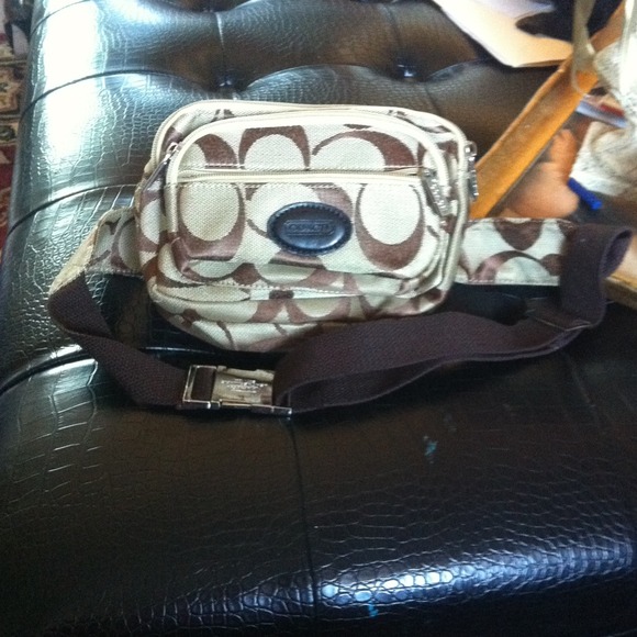 💢reserved💢Coach kangaroo pouch
