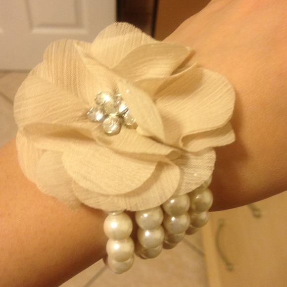 Pearl bracelet with flower