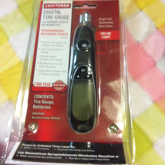Digital tire gauge