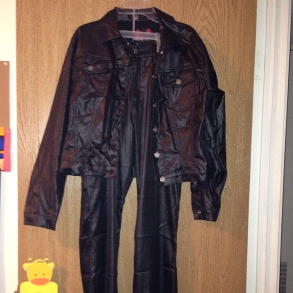 *REDUCED* Polyester spandex set (pleather)