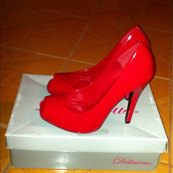 Red heels - Picture 2 of 3