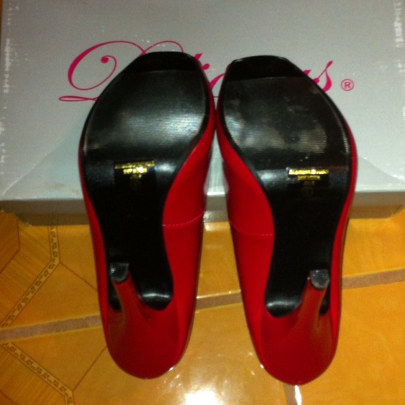 Red heels - Picture 3 of 3