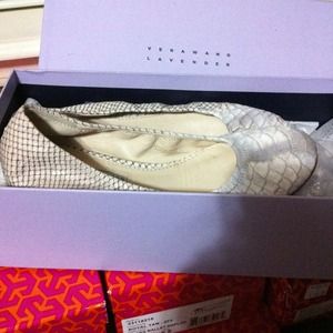 Vera Wang Flat