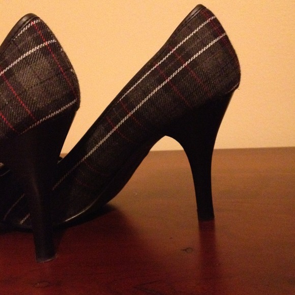 Open toes grey plaid heels - Picture 3 of 3