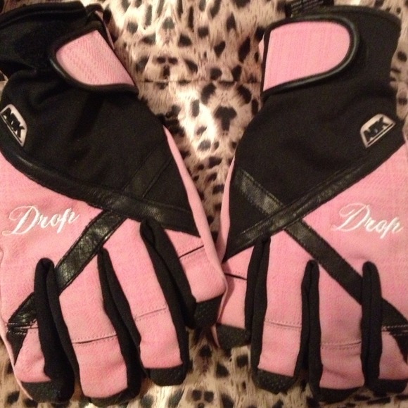 Pink skiing gloves