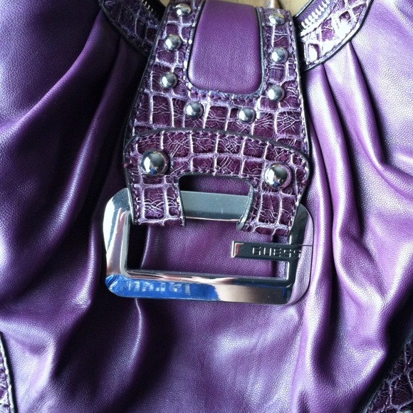 💢SOLD IN BUNDLE💢💜Guess Hobo Bag💜💜