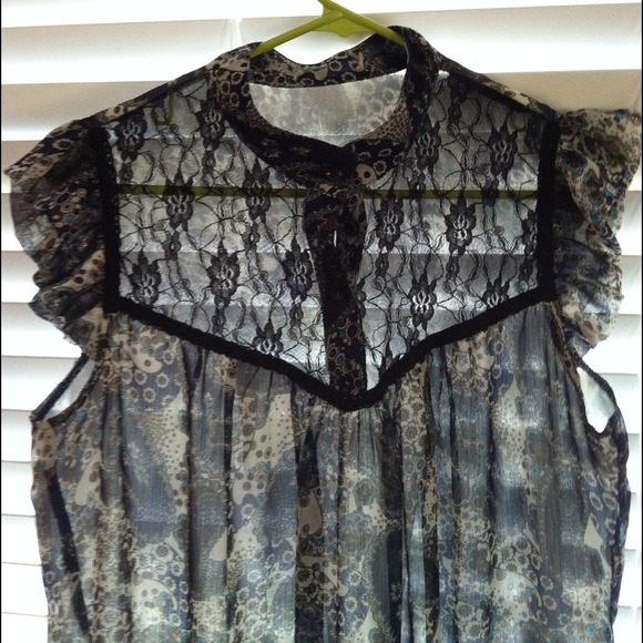 Lined tunic. Lace & chiffon-like. Very romantic!