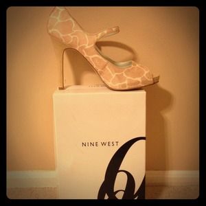 Nine West giraffe print pumps