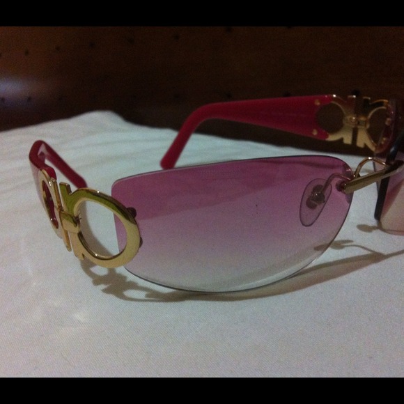Ferragamo pink sunglasses:) - Picture 3 of 4