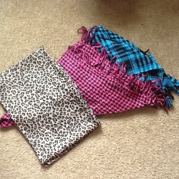 🎈✋SOLD 3 Scarves