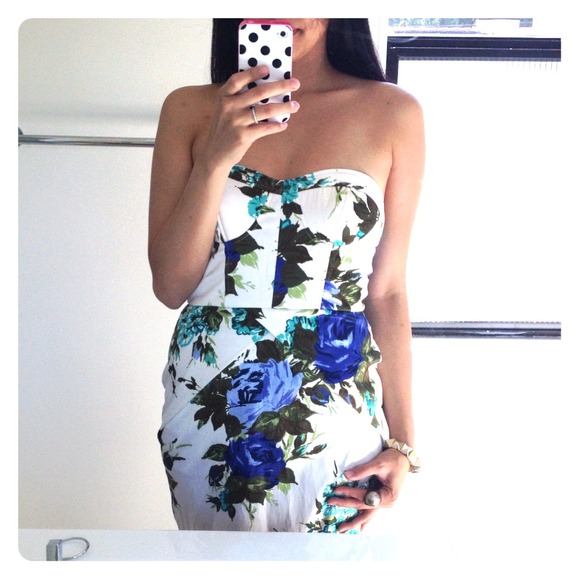 Forever 21 Dresses & Skirts - White with flower pattern dress!