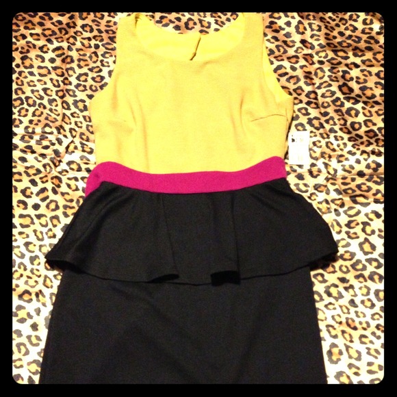 Selling a gorgeous akira dress