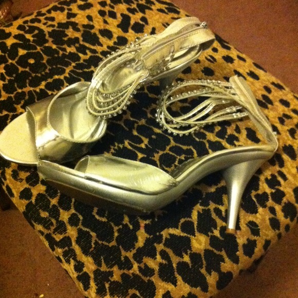 Silver shoes - Picture 2 of 4