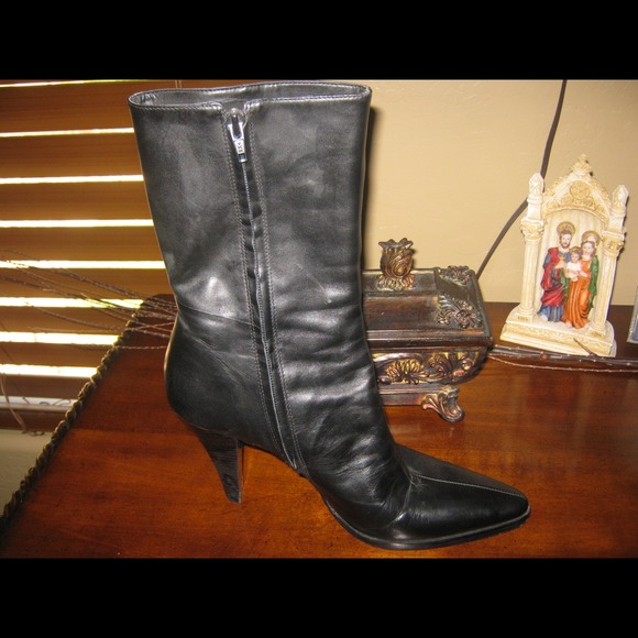 Black upper leather boots