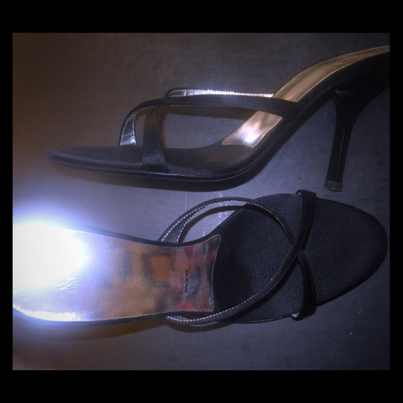 Size 39.5 Vera Wang Satin Heels
