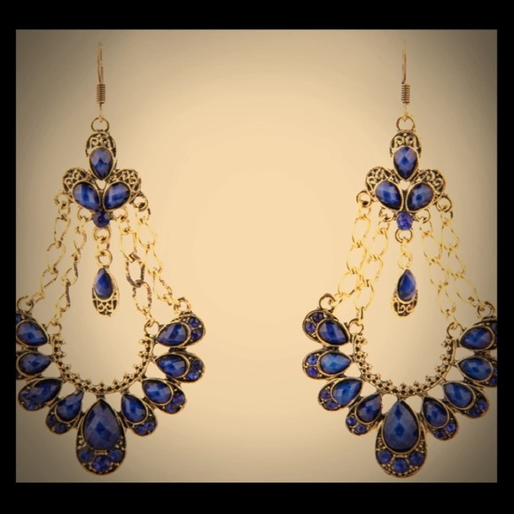 🔴✋SOLD in Bundle Blue Crystal Dangle Earring
