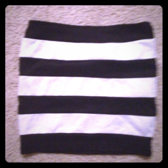 Black an white stripped pencil skirt!(: