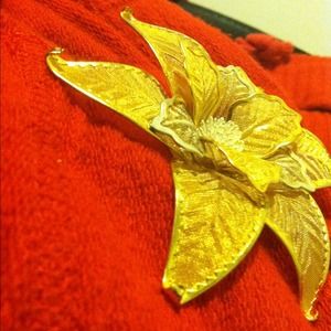 Gold Poinsettia Pin~ Perfect for the Holidays!
