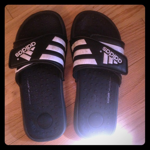Men sandle in hold