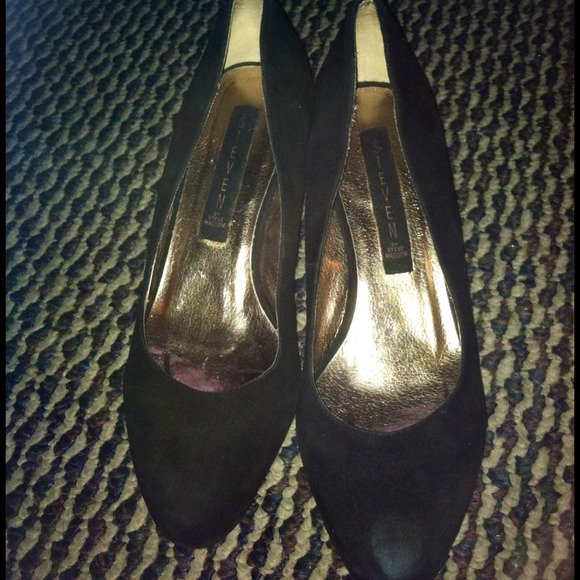 👠 black wedges size 6