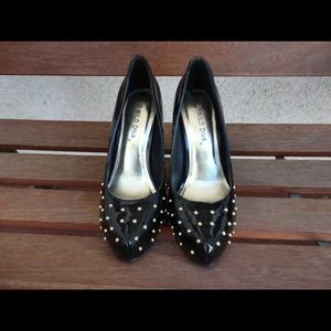❌SOLD❌Black pumps with small gold studs