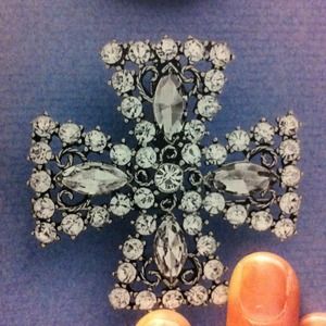 Can be worn as a pin or on a necklace