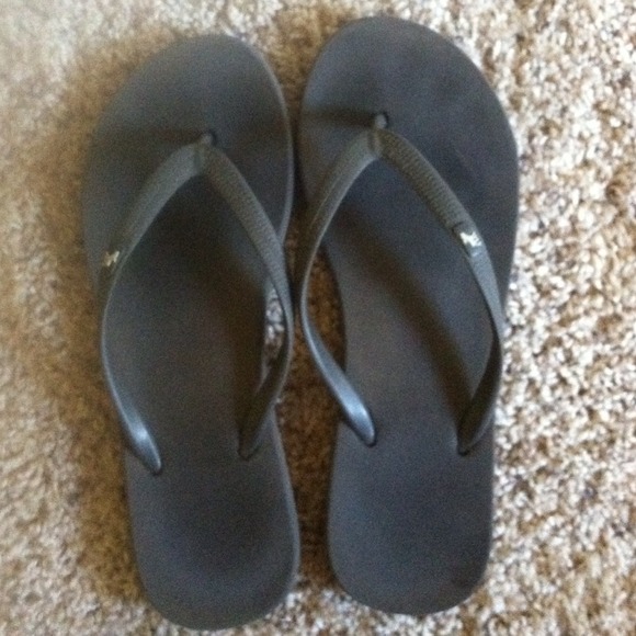 🔴Sold🔴Dark grey Abercrombie flip flops - Picture 2 of 2