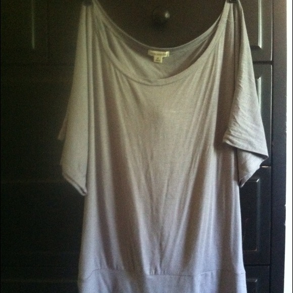 🔴Sold🔴Off the shoulder Tee