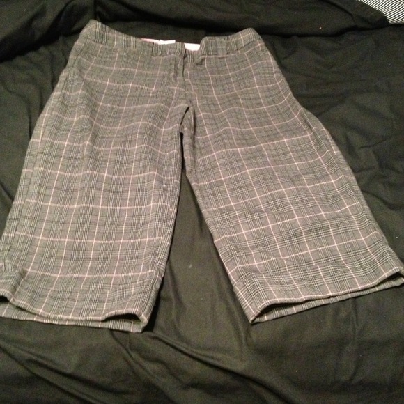 🌀PRICE REDUCED🌀Plaid women's Capri pants