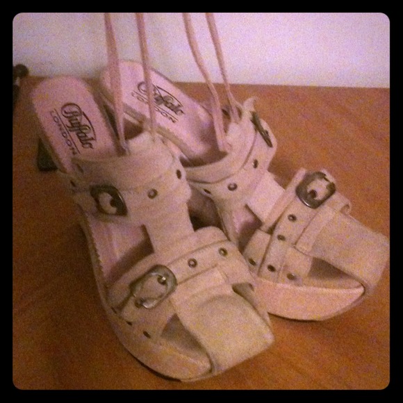 Buffalo London Wedges