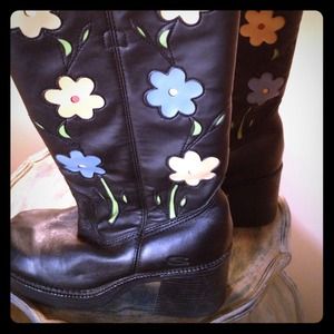**REDUCED**. Sketchers boots w/ flowers