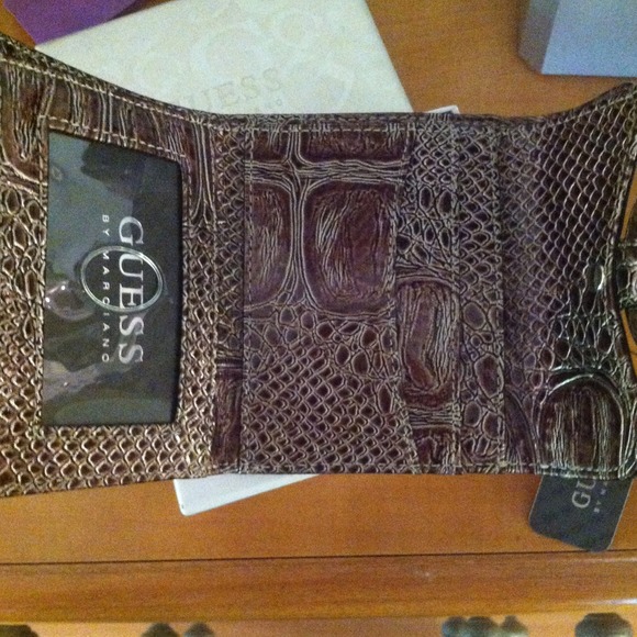 Guess Wallet - Picture 2 of 4