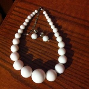 Chunky bead necklace with earrings