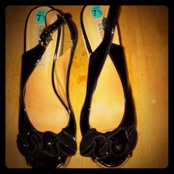 Cute black patten leather peep toe sling backs 7.5