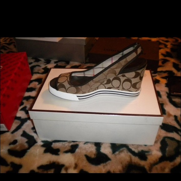 ➡❌SOLD❌Coach wedge signature C